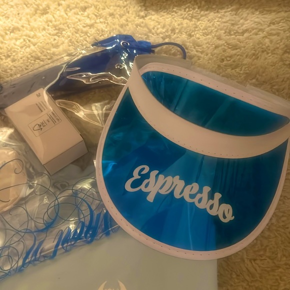 Sabrina Carpenter Official Short N’ Sweet Tour VIP Merch Kit. - Picture 3 of 3